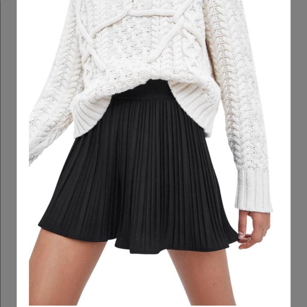 Zara Black New Pleated High Waist Swing Medium Shorts